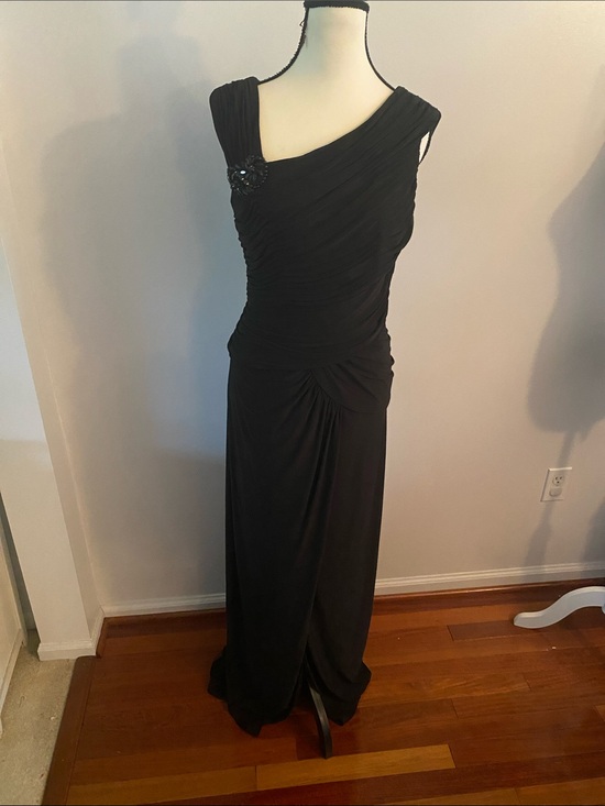 Adrianna Papell Dresses & Skirts - Adrianna Papell size 12 black figure flattering gown